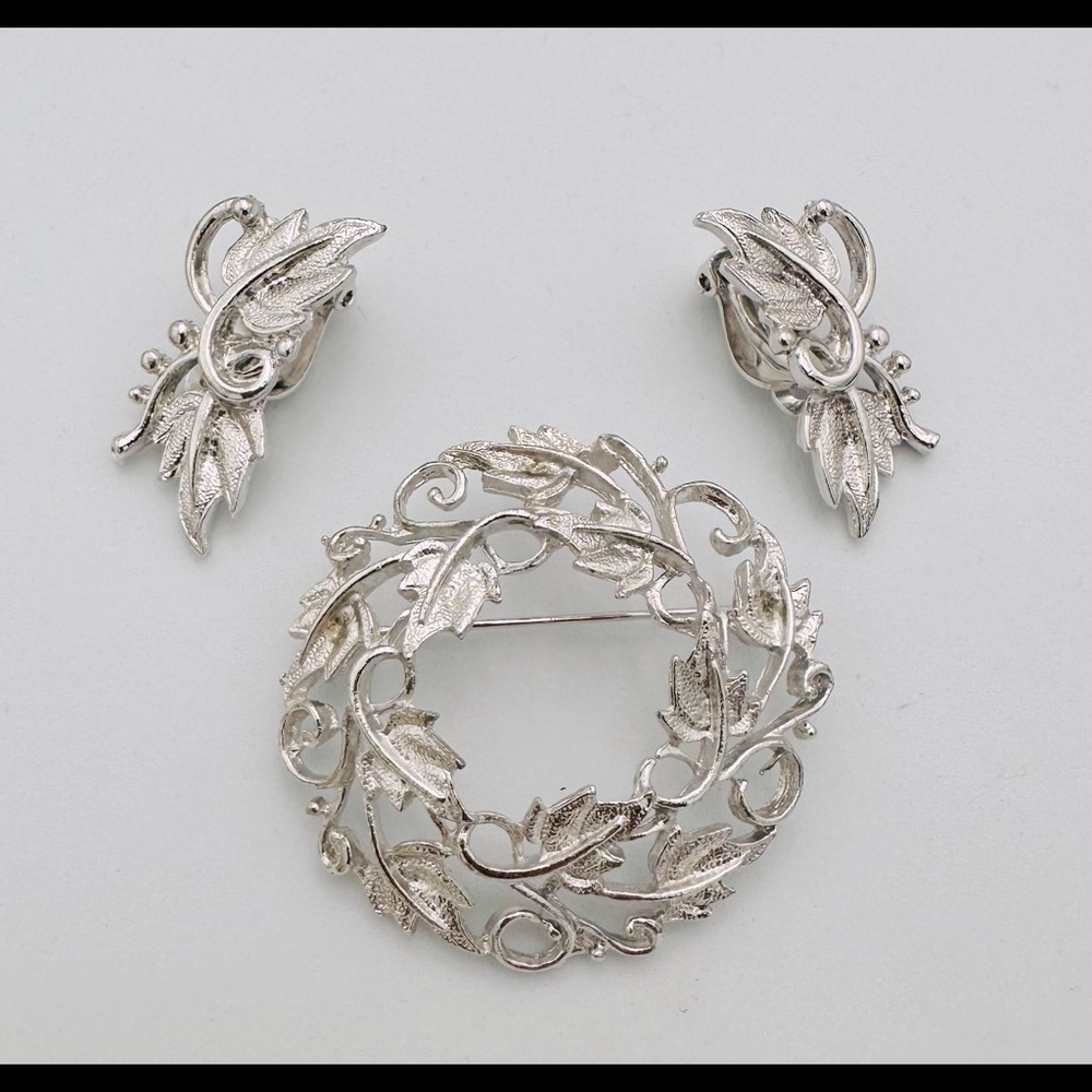 Vintage Celebrity NY Silver Tone Leaf Brooch & Earrings Set Wreath Clip On